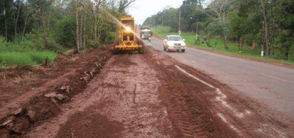 Vialidad restaura banquinas en la Ruta Provincial N� 17
