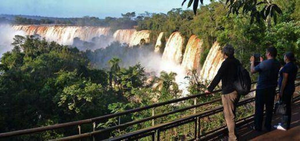 Miles de visitantes disfrutan del Parque Nacional Iguaz�