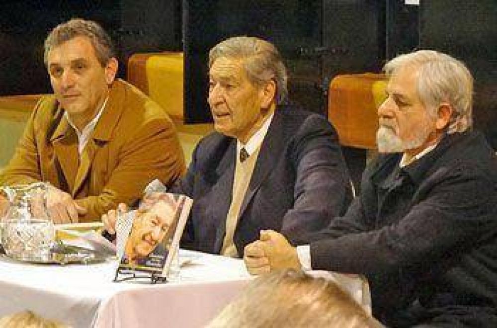 Carlos Mosca present su libro y fue homenajeado