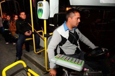 Un polic�a acompa�a al chofer de la L�nea 2