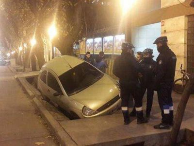 Una conductora termin� con su auto en el interior de una acequia por una mala maniobra, en Capital