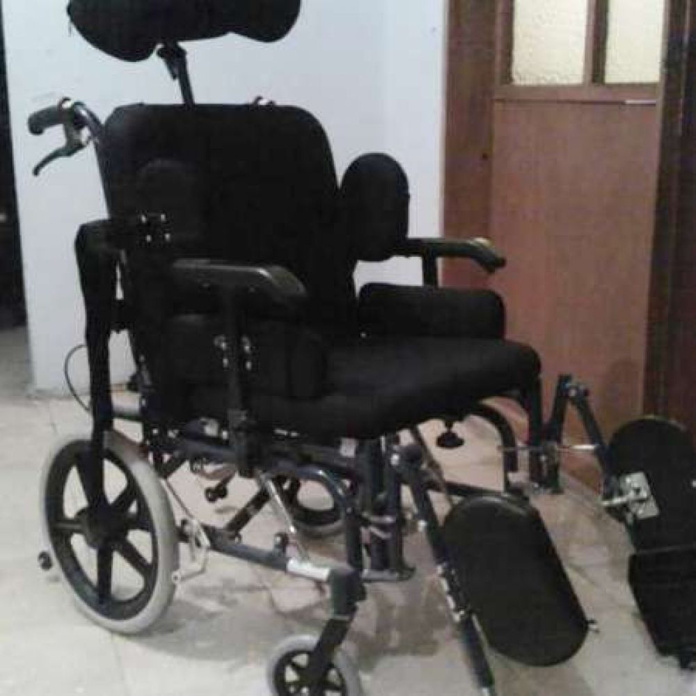 Salud no responde a desesperado pedido de una madre por una silla de ruedas