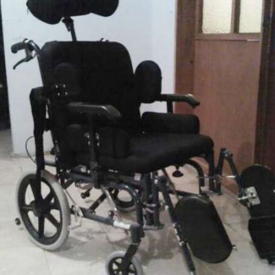 Salud no responde a desesperado pedido de una madre por una silla de ruedas