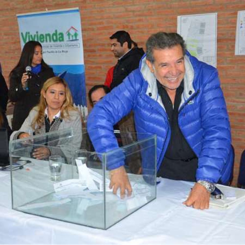 Beder encabez� sorteo publico de las primeras 50 casas de Clase Media