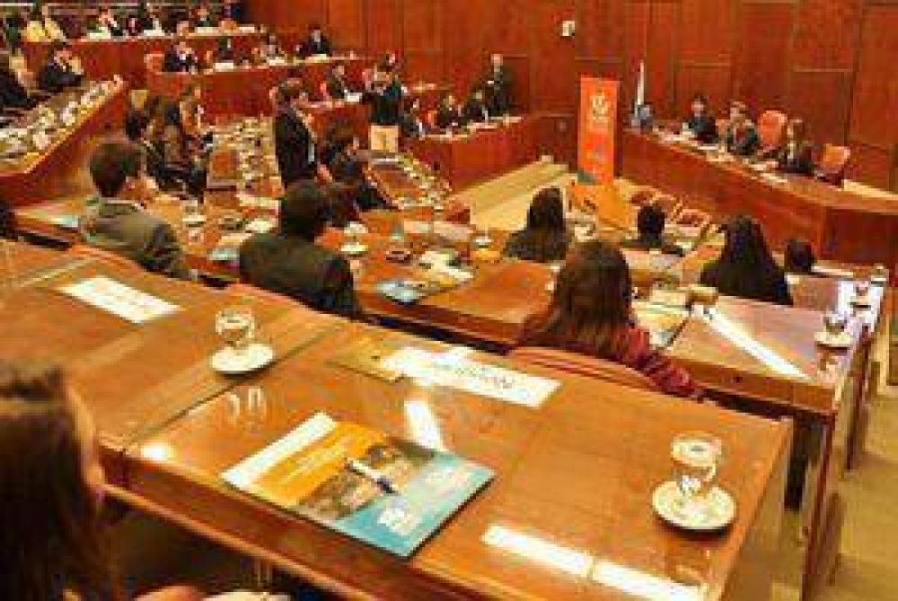  Estudiantes sanjuaninos hicieron de senadores