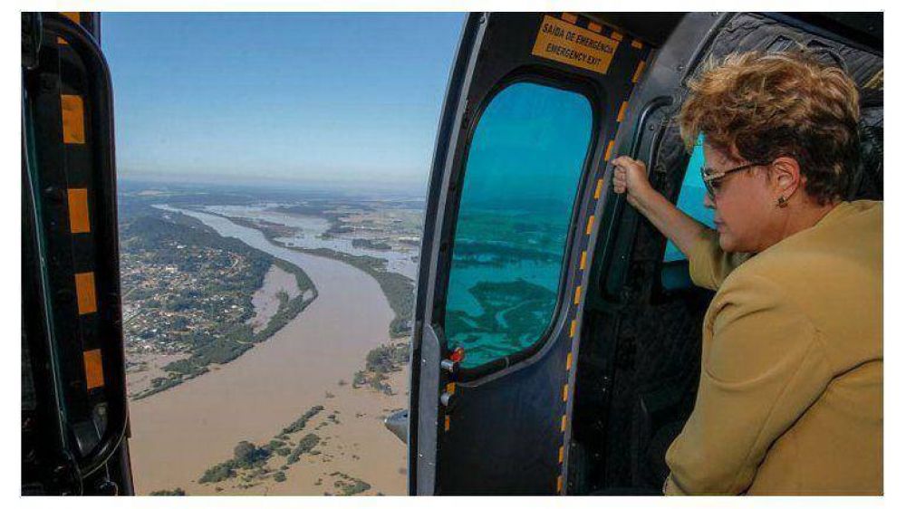 Dilma viaj� al sur de Brasil, inundado en pleno Mundial