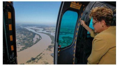 Dilma viaj� al sur de Brasil, inundado en pleno Mundial