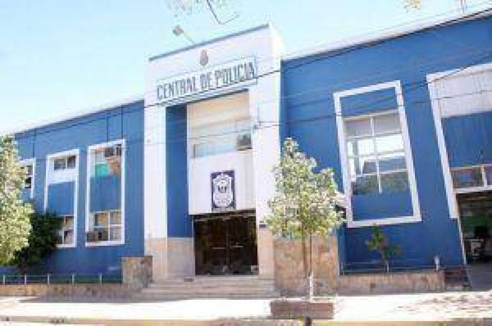  Un polic�a discuti� y golpe� a su esposa en una escuela