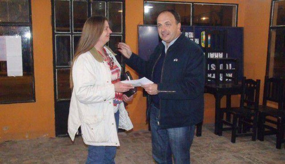 El Diputado Garate entreg� subsidios en Claromec�