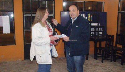 El Diputado Garate entreg� subsidios en Claromec�