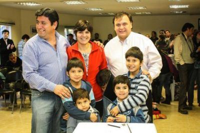 Belloni entreg� viviendas a Familias de El Calafate