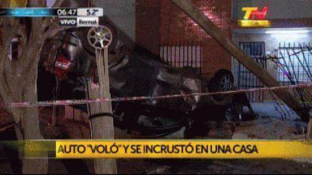 Robo, persecuci�n, tiroteo y vuelco en Bernal: un auto 