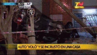 Robo, persecuci�n, tiroteo y vuelco en Bernal: un auto 