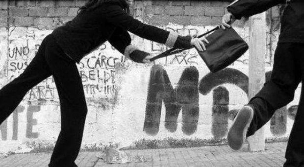 Motochorros arrastraron a una mujer para robarle la cartera