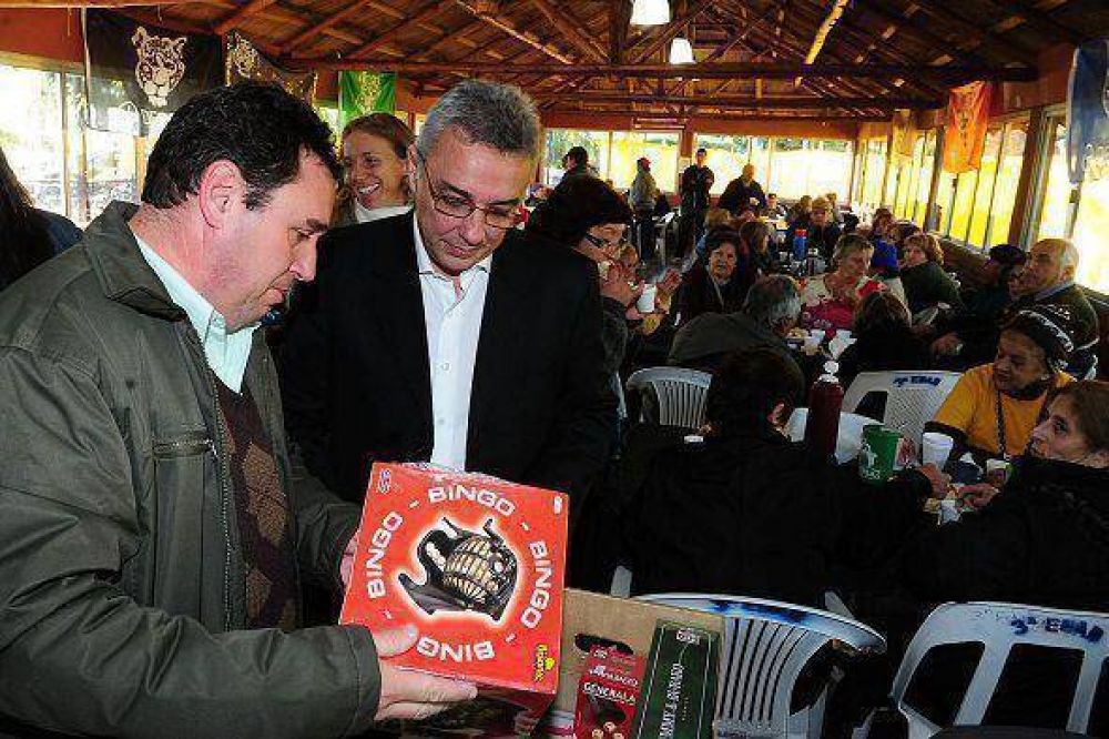 Julio Zamora entreg� juegos de mesa para todos los polideportivos