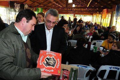 Julio Zamora entreg� juegos de mesa para todos los polideportivos