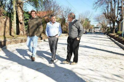 Jes�s Cariglino visit� la obra de asfalto en marcha en la calle Artigas