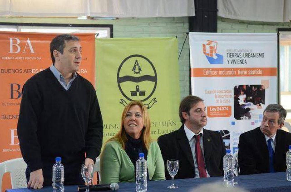 Ariel Notta particip� de la entrega de escrituras