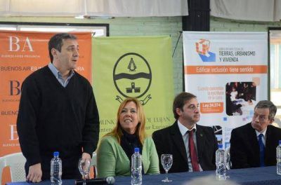 Ariel Notta particip� de la entrega de escrituras