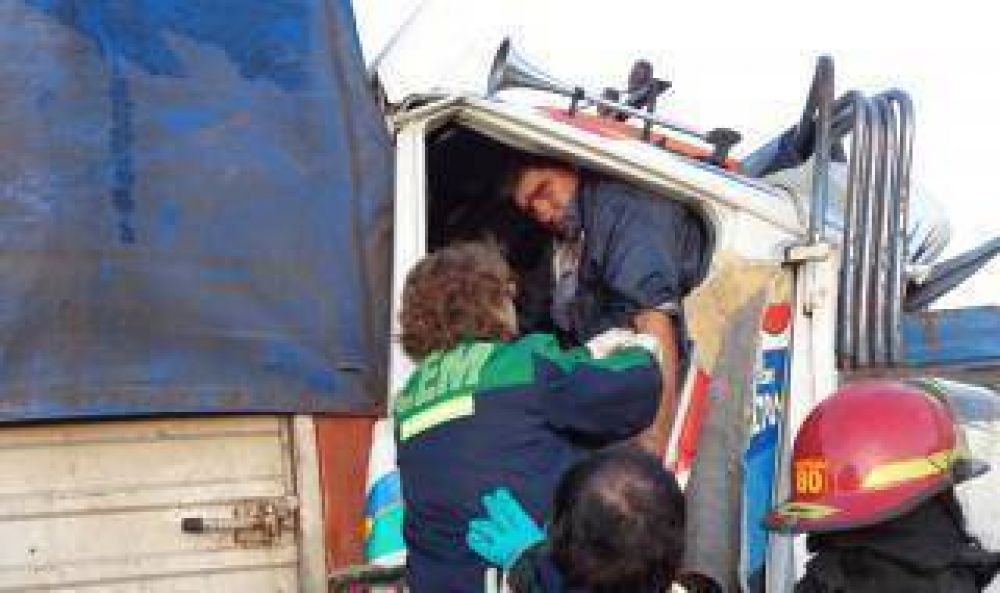 Accidente en Ruta 9: Un chofer qued� atrapado tras un choque entre camiones