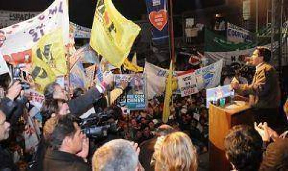 Con ventajas en encuestas Jorge Capitanich cerr� la campa�a del Chaco Merece M�s en Barranqueras