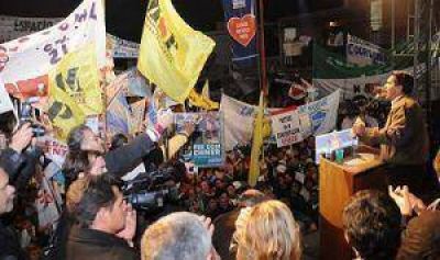 Con ventajas en encuestas Jorge Capitanich cerr� la campa�a del Chaco Merece M�s en Barranqueras