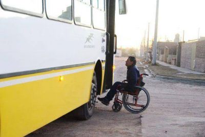 Un discapacitado, sin posibilidad de subir a los colectivos urbanos