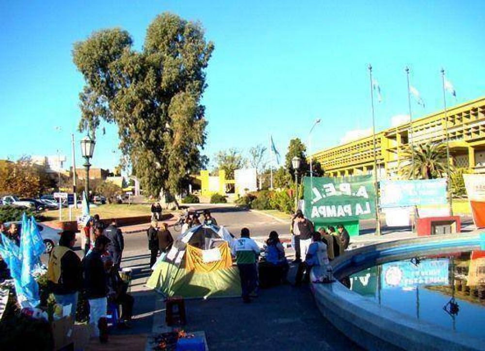 Segundo d�a de la carpa en el Centro C�vico