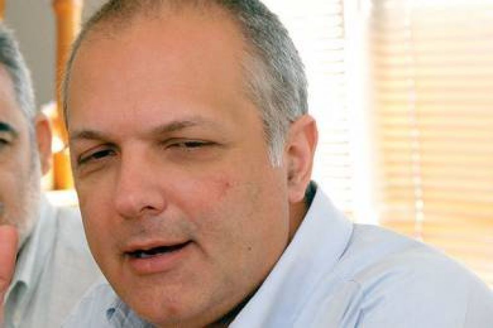 Buzzi defendi� a Dufour y se�al� que la ministra �sali� a poner cada cosa en su lugar�