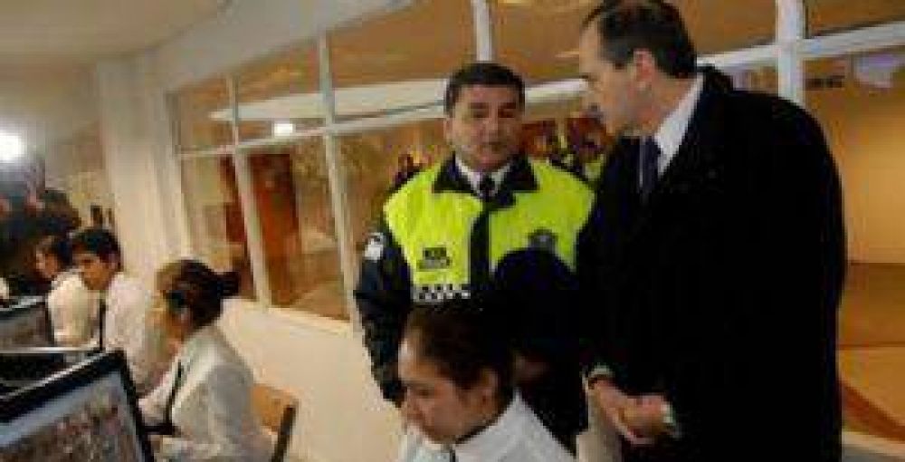Tucum�n: Incorporar�n 80 j�venes en el call center del 911 para que polic�as patrullen las calles