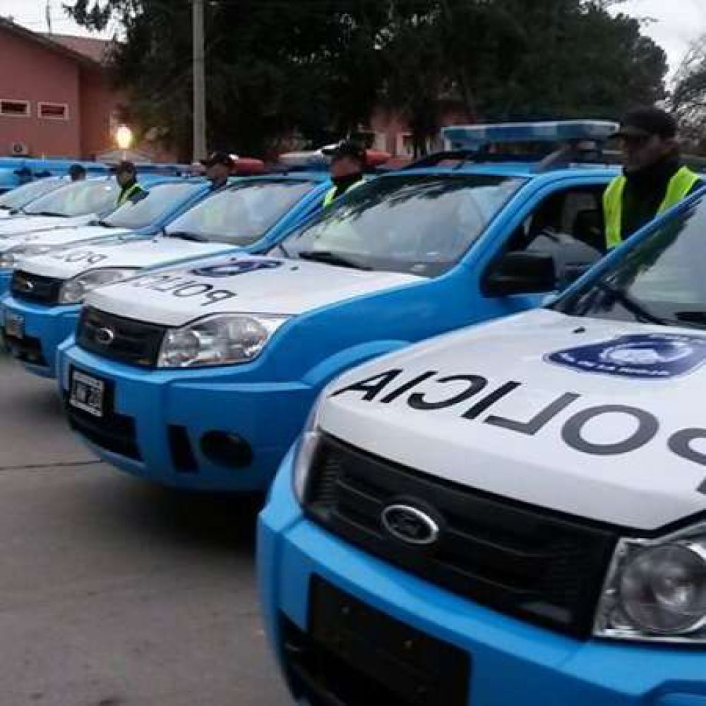 La Agencia Provincial de Seguridad Vial entreg� diez veh�culos a las comisar�as