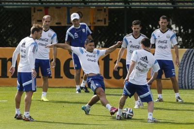 A pedir de Lionel Messi: Alejandro Sabella par� el 4-3-3 con Gonzalo Higua�n y Fernando Gago