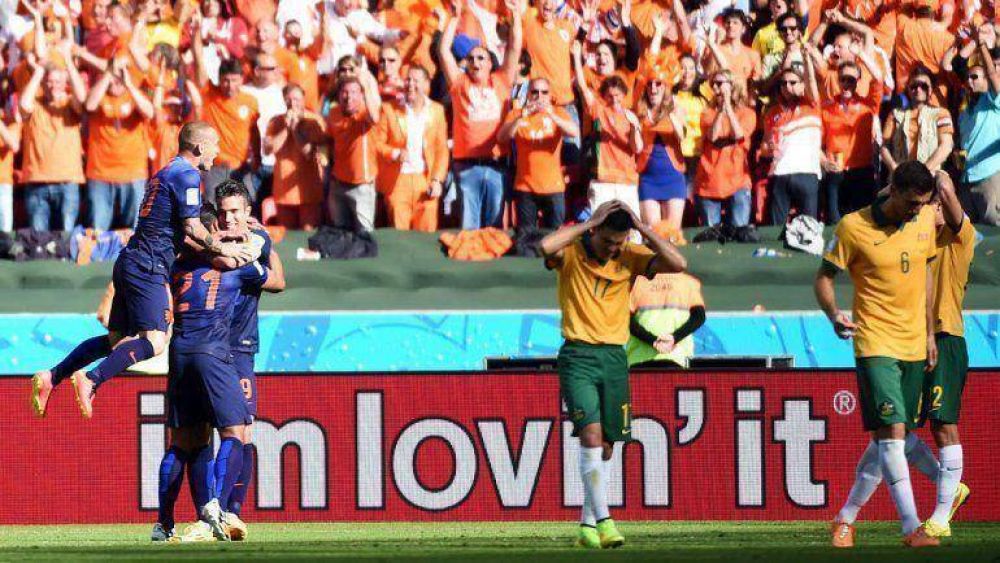 Holanda dio vuelta el partido ante Australia y avanz� a los octavos de final del Mundial 