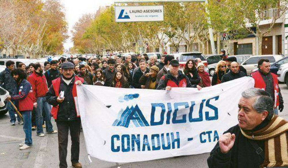 Alumnos, padres y docentes marcharon hasta el Rectorado