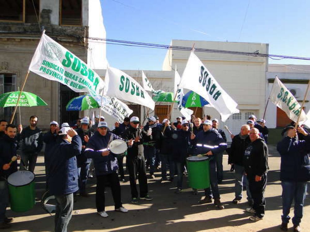 RECLAMO Y MOVILIZACI�N DE LOS TRABAJADORES DE OBRAS SANITARIAS EL TIEMPO