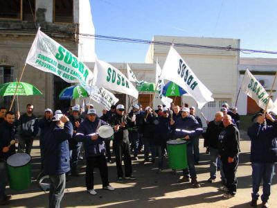 RECLAMO Y MOVILIZACI�N DE LOS TRABAJADORES DE OBRAS SANITARIAS EL TIEMPO