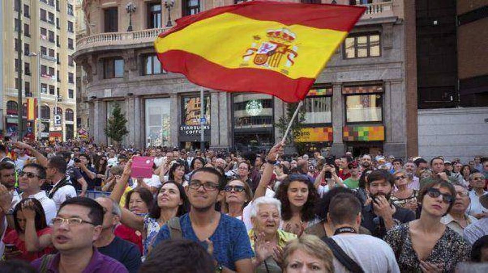 Fervor popular en las calles de Madrid al paso del rey Felipe VI