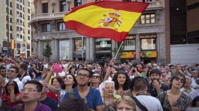 Fervor popular en las calles de Madrid al paso del rey Felipe VI