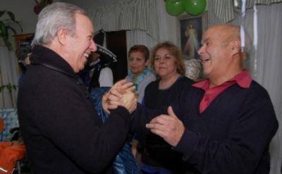 Ministerio de Desarrollo Social entreg� pensiones y materiales a adultos mayores