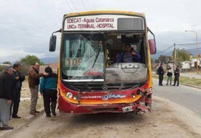 Cinco mayores y un ni�o lesionados fue el saldo que dej� el choque entre dos colectivos del transporte urbano de pasajeros en la Capital