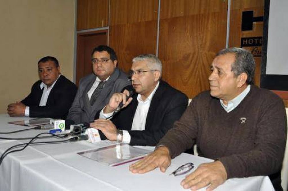 Vega y G�mez firmaron el convenio que pone en marcha la capacitaci�n �Una mano salva una vida�