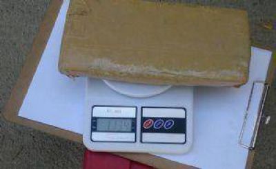 Golpe� a una mujer y cuando lo detuvieron le encontraron droga