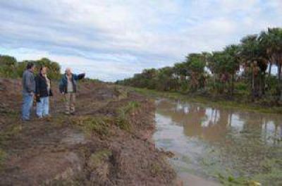 APA y Vialidad limpian el Canal de la Feria en la Villa