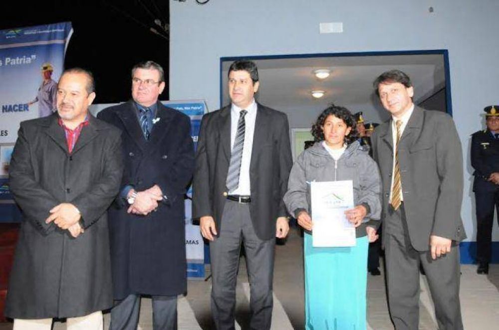 El Gobierno inaugur� una comisar�a y entreg� viviendas en Villa Berthet
