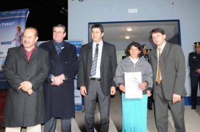 El Gobierno inaugur� una comisar�a y entreg� viviendas en Villa Berthet