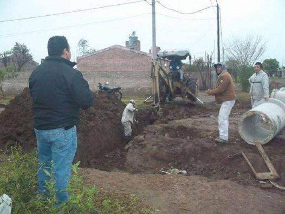 La Municipalidad de Castelli realiza mejoras en las calles de los barrios afectados por las lluvias
