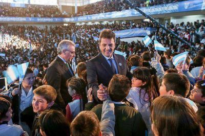 Massa y Zamora tomaron la promesa a la Bandera a m�s de 6500 alumnos