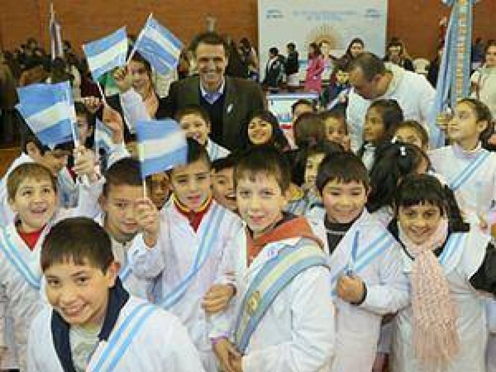 Tres mil alumnos de San Mart�n prometieron lealtad a la bandera