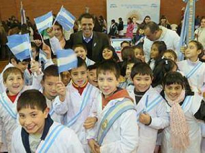 Tres mil alumnos de San Mart�n prometieron lealtad a la bandera