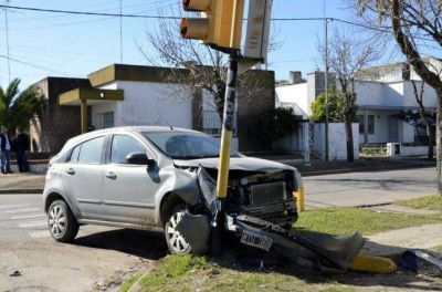 Chocan dos autos en una esquina donde funciona un sem�foro
